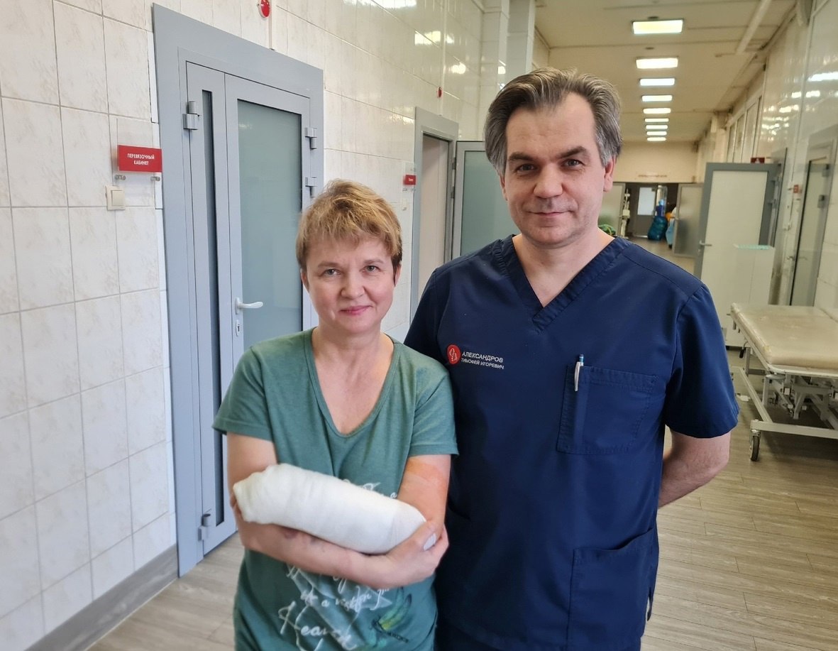Новосибирские хирурги восстанавливают пациентке руку после нападения медведя 2