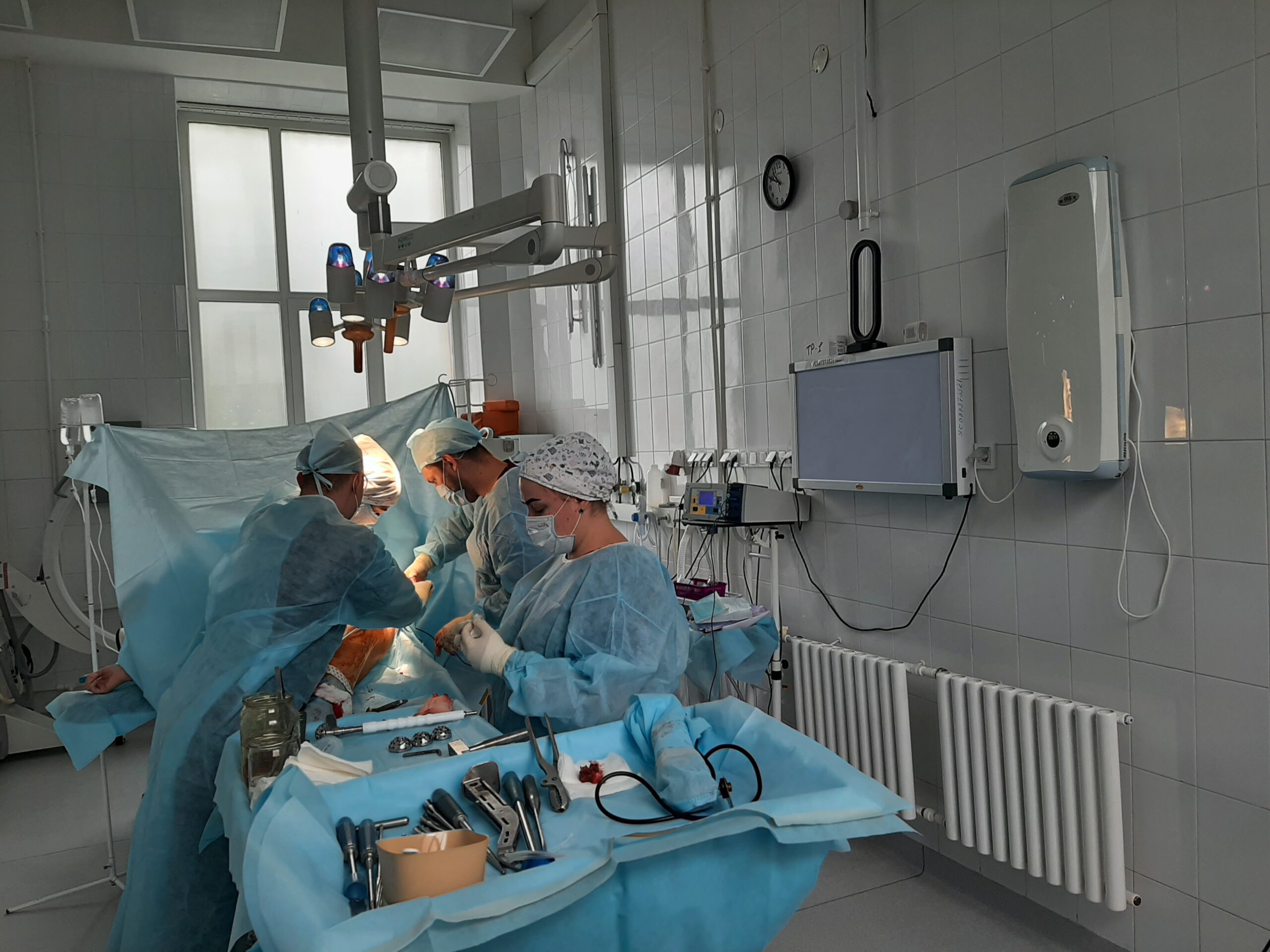 Ростовские хирурги восстановили движение в ноге у пациента, который год не мог вставать с кровати