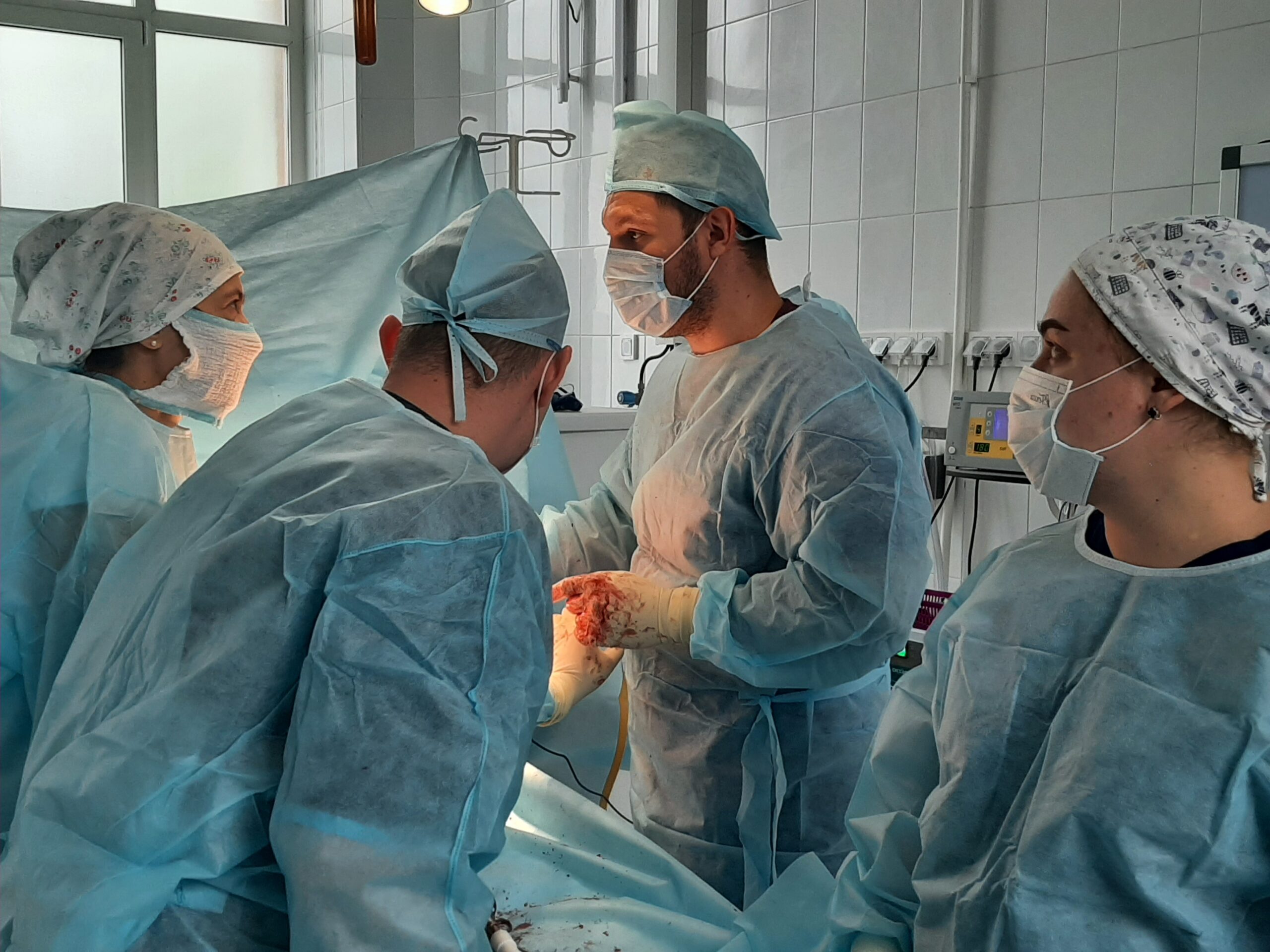 Ростовские хирурги восстановили движение в ноге у пациента, который год не мог вставать с кровати 2