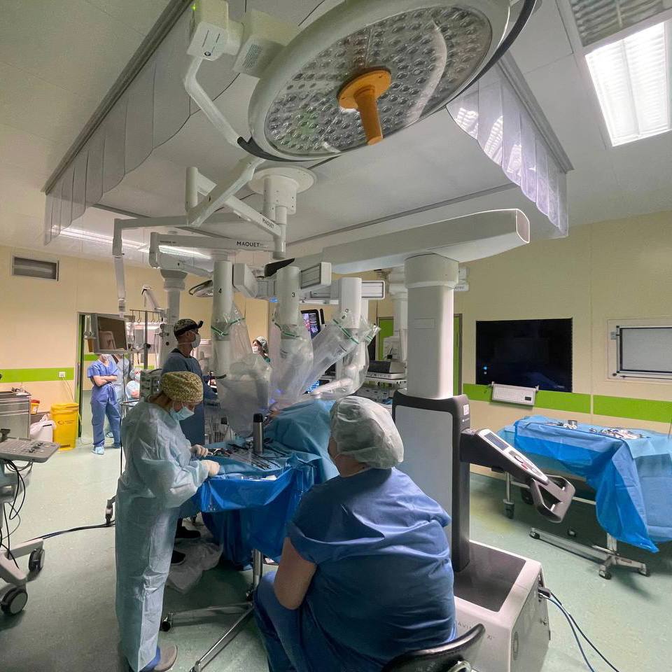 Петербургские хирурги выполнили уникальную робот-ассистированную операцию по удалению редкой опухоли 3