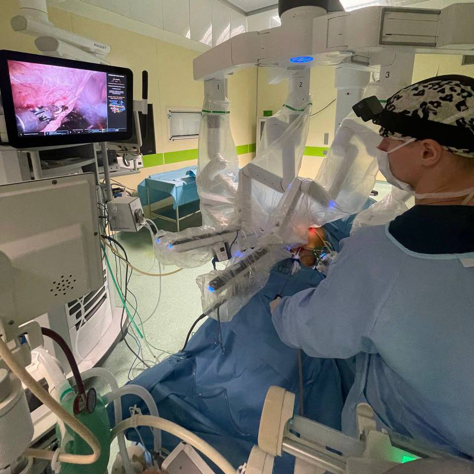 Петербургские хирурги выполнили уникальную робот-ассистированную операцию по удалению редкой опухоли