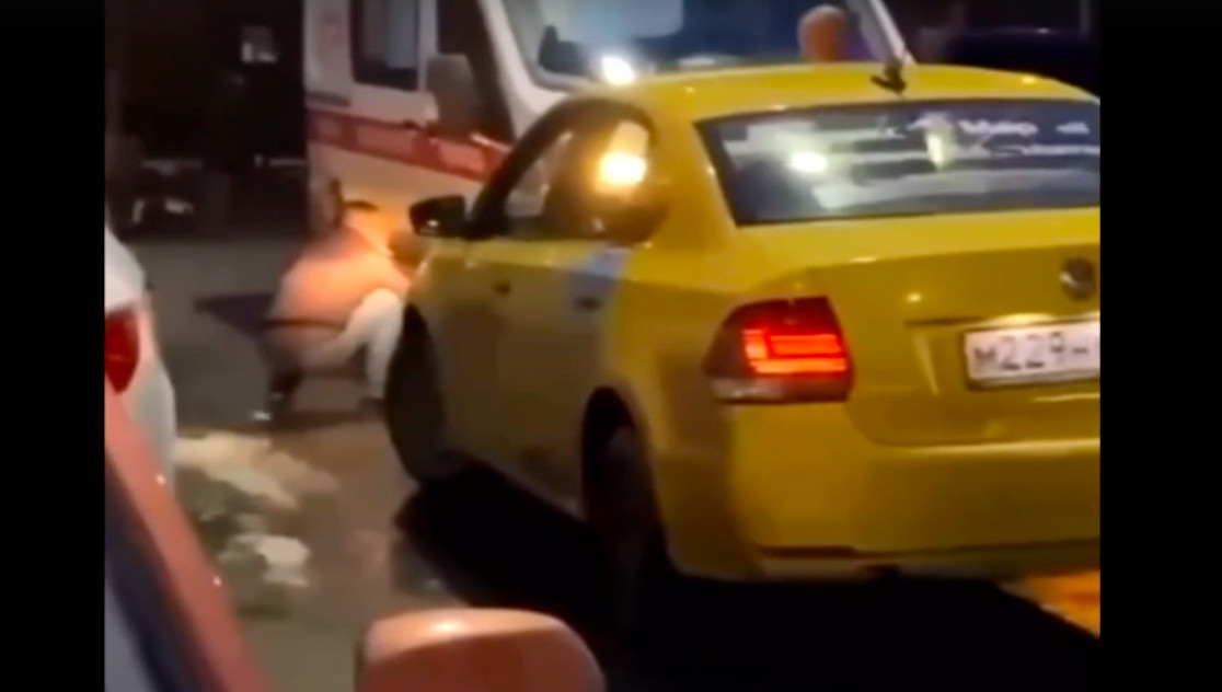 В Екатеринбурге против таксиста-мигранта, устроившего конфликт с водителем «скорой», возбуждено уголовное дело