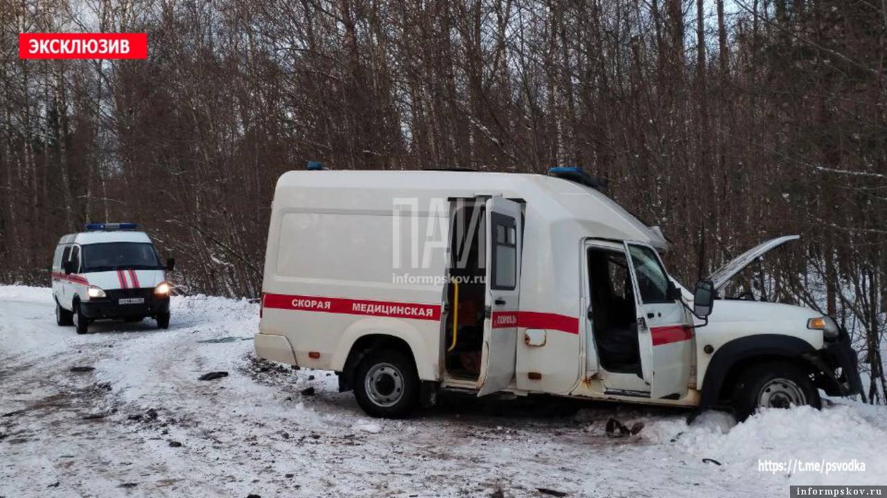 В Псковской области ехавшую на вызов «скорую» ударило прицепом лесовоза – фельдшер получила перелом позвоночника