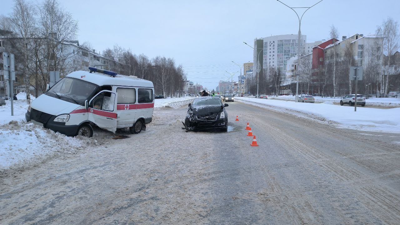 В Нижневартовске в ДТП со «скорой» пострадал водитель спецтранпсорта