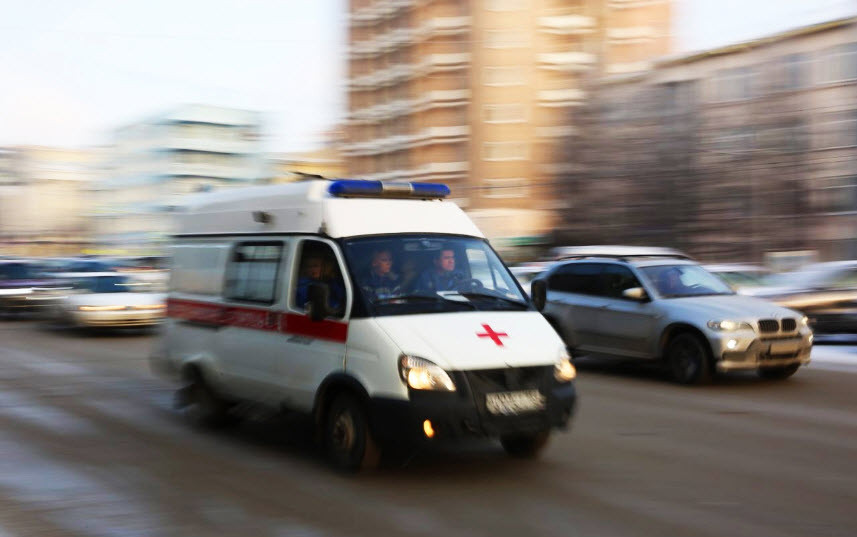 Выбрасывали из «скорой», забрасывали дымовыми шашками, избивали — хроника нападений на российских медиков в июле