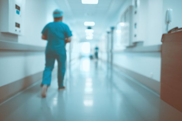 У врача пришлось отобрать телефон, чтобы она не перевела все свои деньги мошенникам