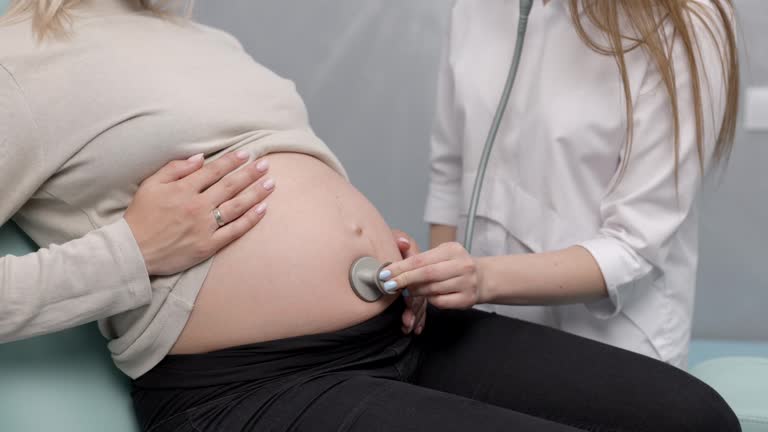 Минздрав намерен ввести в медучреждениях должность специалиста по соцработе, который будет отговаривать женщин от абортов