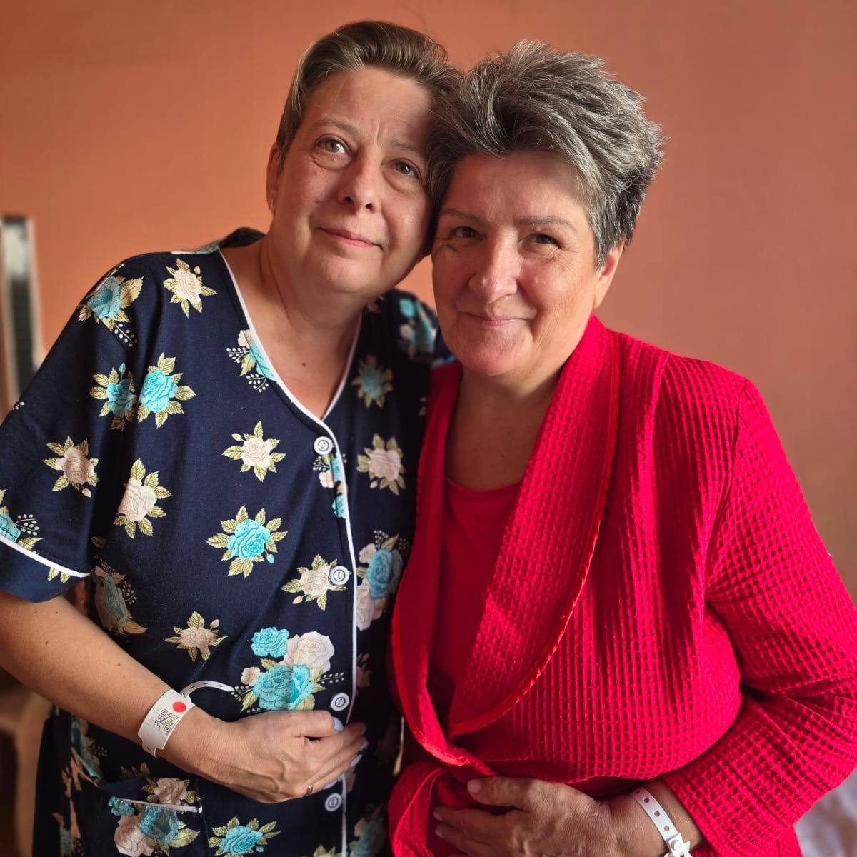 В СПб ГБУЗ «Елизаветинская больница» поступили две пациентки в тяжёлом и крайне тяжёлом состоянии с множественными проникающими колото-резанными ранами. 