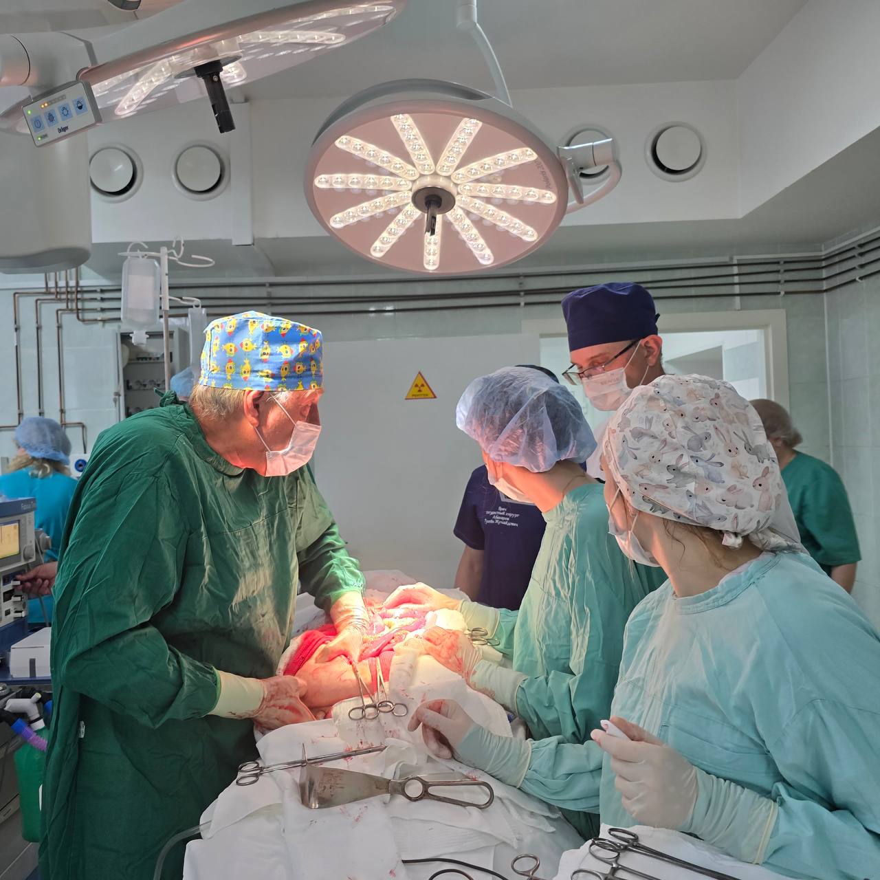 Петербургские врачи прооперировали пациенток, которых расстреляли стрелами