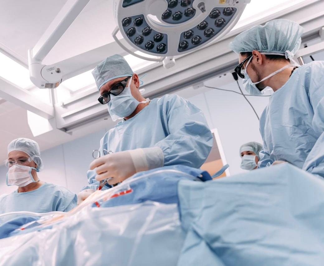 В ФГБУ «НМИЦ им. ак. Е.Н. Мешалкина» поступила женщина с массивной опухолью печени. Впервые рак проявил себя 35 лет назад: у пациентки обнаружили меланому сосудистой оболочки глаза. Из-за этого был удален правый глаз и установлен протез. В 2023 году у женщины была череда стрессов и травм, после чего рак вернулся вновь. На УЗИ врачи обнаружили массивную опухоль печени, которая оказалась метастазом все той же меланомы. Пациентке провели несколько курсов гормональной и химиотерапии, но новообразование продолжало расти. Для решения тактики дальнейшего лечения пациентка обратилась в центр Мешалкина.