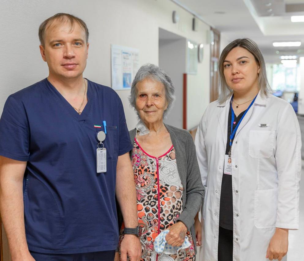 В ФГБУ «НМИЦ им. ак. Е.Н. Мешалкина» поступила женщина с массивной опухолью печени. Впервые рак проявил себя 35 лет назад: у пациентки обнаружили меланому сосудистой оболочки глаза. Из-за этого был удален правый глаз и установлен протез. В 2023 году у женщины была череда стрессов и травм, после чего рак вернулся вновь. На УЗИ врачи обнаружили массивную опухоль печени, которая оказалась метастазом все той же меланомы. Пациентке провели несколько курсов гормональной и химиотерапии, но новообразование продолжало расти. Для решения тактики дальнейшего лечения пациентка обратилась в центр Мешалкина.