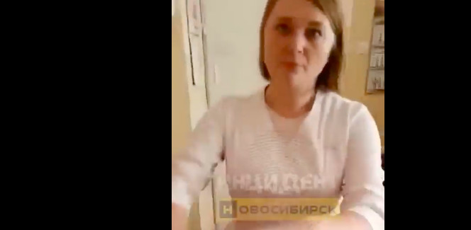 Пациентка ворвалась в кабинет врача, подралась с медсестрой и сломала дверь