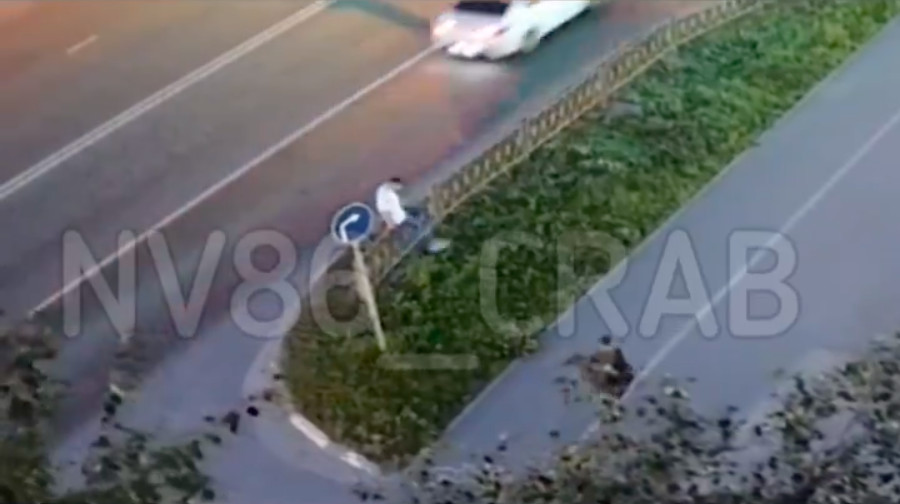 Пациент, который упал с дорожного ограждения и плакал, напал на бригаду СМП, пытавшуюся ему помочь