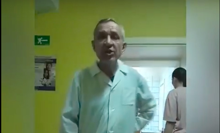 «Ты смеешь на счет меня выё**ваться?»: врач травмпункта обматерил горожанку, которая привела ребенка с кошачьими царапинами