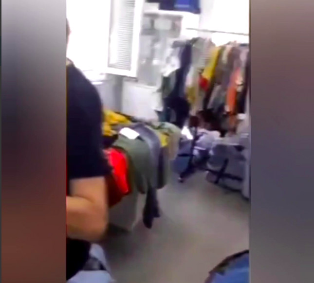 В помещении ФАПа открыли торговлю вещами