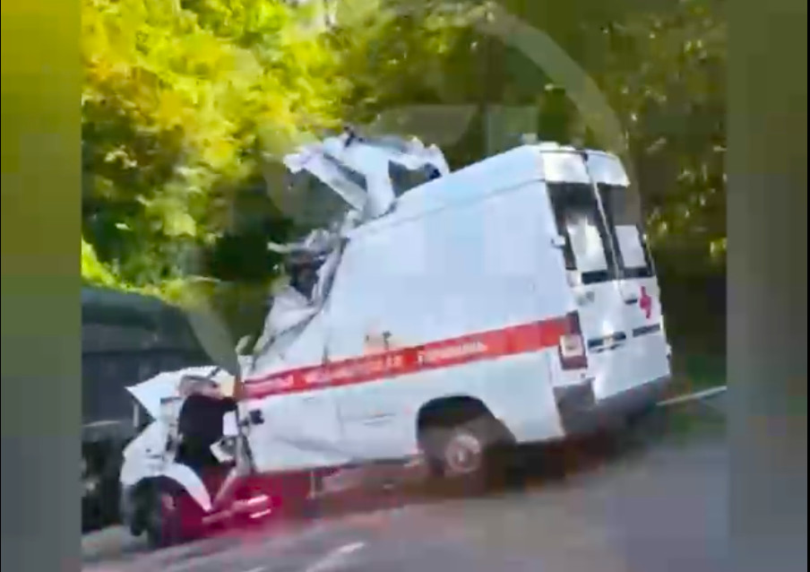 Скорая помощь влетела в грузовик — пострадали водитель и медработник