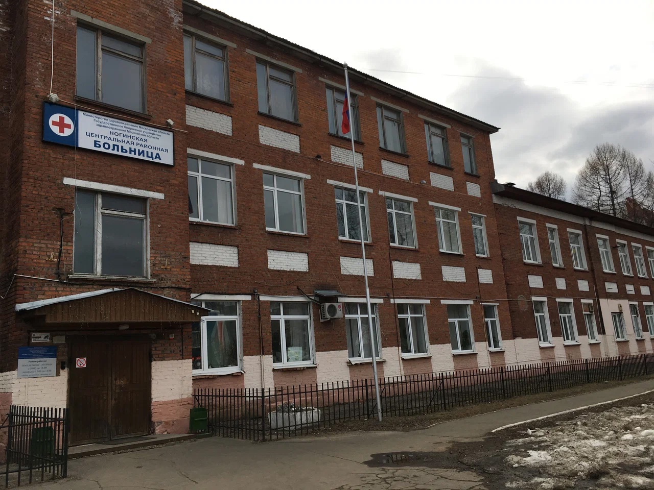 Неизвестный угрожал посетителям и персоналу детской поликлиники — потребовалась эвакуация пациентов