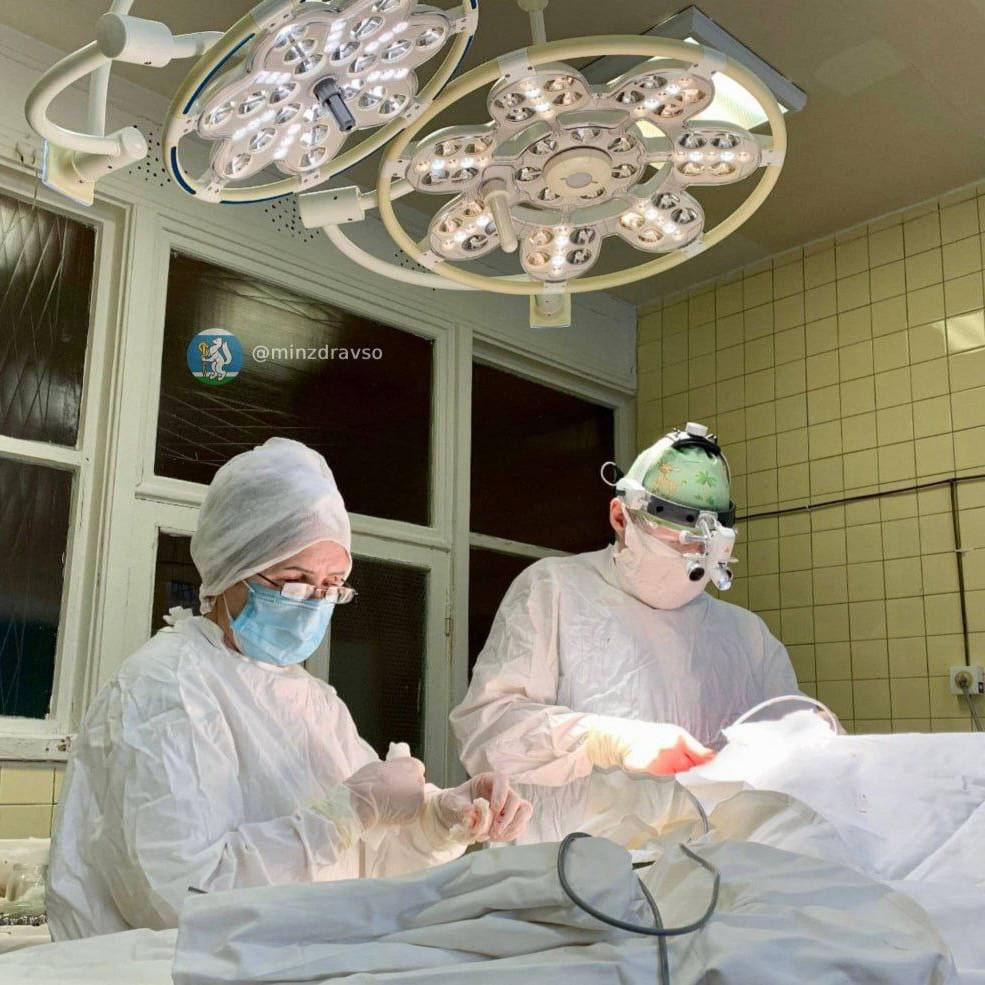 Свердловские врачи прооперировали пациента, на голову которого упала стрела строительного крана 3