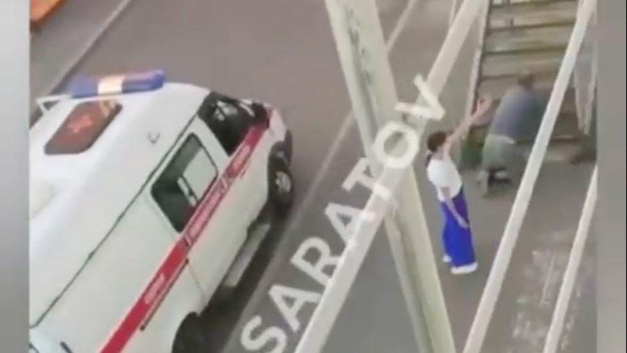 Региональный минздрав начал проверку из-за того, что пациент на четвереньках заползал в больницу без пандуса