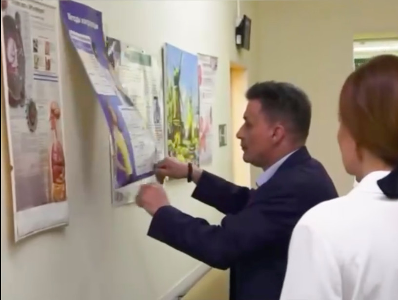 Глава службы перинатальных психологов свердловского минздрава, растоптавший плакат о контрацепции, заявил, что погорячился