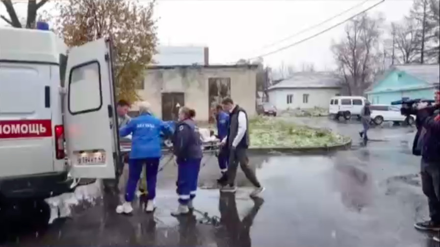 Медикам пришлось прыгать с вертолета над гребнем вулкана, чтобы спасти сорвавшихся альпинистов