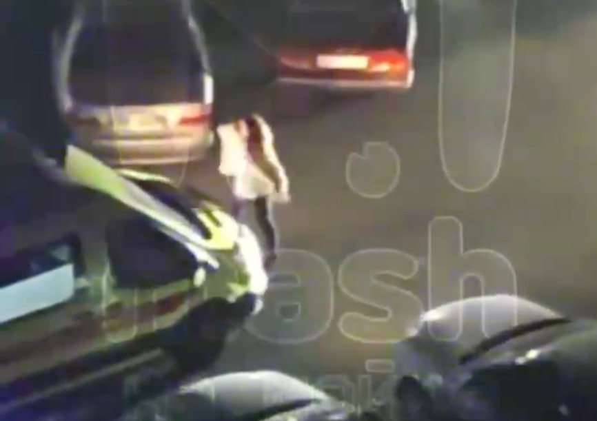 В Петербурге женщина набросилась на реанимобиль и заблокировала проезд спецтранспорту