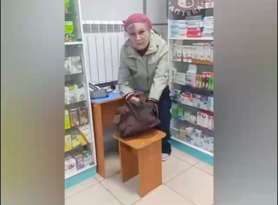 Посетительница справила нужду в аптеке и обвинила фармацевта в жестокости
