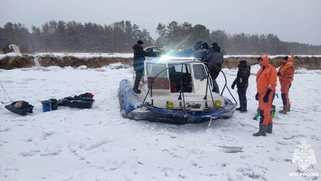 «Скорую» сняли с линии на четыре часа из-за дрейфовавших на льдине рыбаков