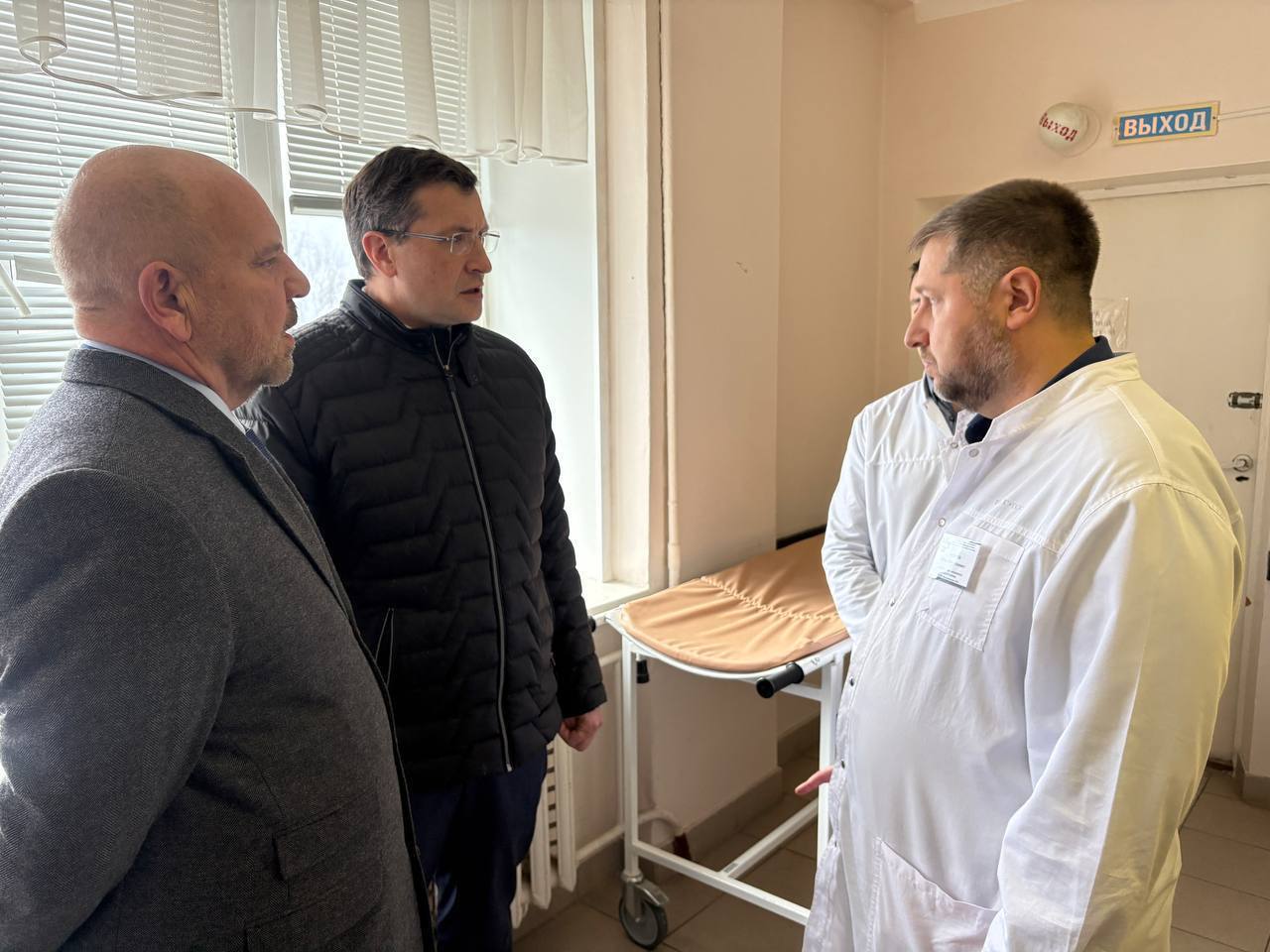 Глава Нижегородской области Глеб Никитин посетил ГБУЗ «Балахнинская ЦРБ», к которой, по его словам, «очень много вопросов». «Специалистов не хватает. Ситуация возмутительная и критическая, ни в одном из муниципалитетов региона проблема с качеством оказания медицинской помощи не стоит так остро, как в Балахне. Один терапевт на всю поликлинику», — сообщил он после визита.