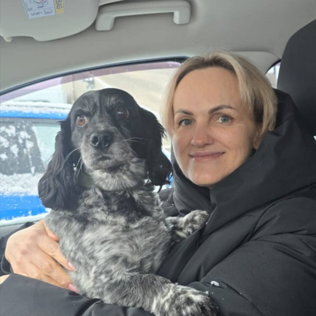 Об истории спасения пациента и его собаки рассказали в Департаменте здравоохранения Ямало-Ненецкого автономного округа. Водителя-дальнобойщика доставили в ГБУЗ ЯНАО «Муравленковская городская больница» с абсцессом правой стопы на фоне сахарного диабета 1 типа. Требовалась экстренная операция. Мужчина рассказал медикам, что в кабине фуры осталась его собака — щенок спаниеля по кличке Елизавета — постоянная спутница в его рейсах.