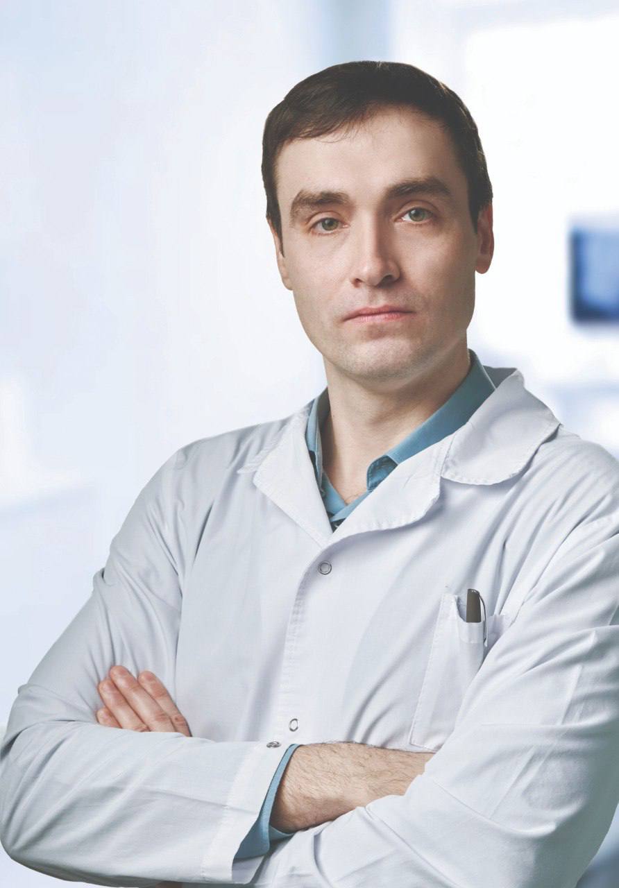 31-летний пациент поступил в центр в тяжелом состоянии. Перед операцией ему провели интенсивную терапию для купирования болевого синдрома, септического состояния и нормализации работы почек. Опухоль занимала всю полость малого таза, сдавливала нижнюю полую вену и мочеточники. «Было септическое состояние, то есть весь организм находился в состоянии воспаления. Опухоль была с распадом, поэтому постоянно кровоточила: из-за этого у пациента была анемия тяжёлой степени, которая требовала переливания компонентов крови. Несмотря на тяжелое состояние, мы приняли решение оперировать — так как только удаление гигантской опухоли позволило бы улучшить состояние молодого человека, и дало бы возможность проводить дополнительное противоопухолевое лечение», — рассказал «Медицинской России» Руслан Хлобыстин, врач-онколог-хирург ФСНКЦ ФМБА России.