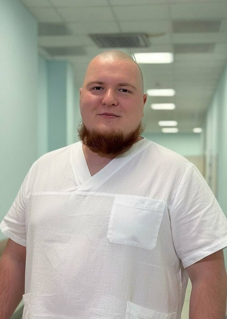 31-летний пациент поступил в центр в тяжелом состоянии. Перед операцией ему провели интенсивную терапию для купирования болевого синдрома, септического состояния и нормализации работы почек. Опухоль занимала всю полость малого таза, сдавливала нижнюю полую вену и мочеточники. «Было септическое состояние, то есть весь организм находился в состоянии воспаления. Опухоль была с распадом, поэтому постоянно кровоточила: из-за этого у пациента была анемия тяжёлой степени, которая требовала переливания компонентов крови. Несмотря на тяжелое состояние, мы приняли решение оперировать — так как только удаление гигантской опухоли позволило бы улучшить состояние молодого человека, и дало бы возможность проводить дополнительное противоопухолевое лечение», — рассказал «Медицинской России» Руслан Хлобыстин, врач-онколог-хирург ФСНКЦ ФМБА России.