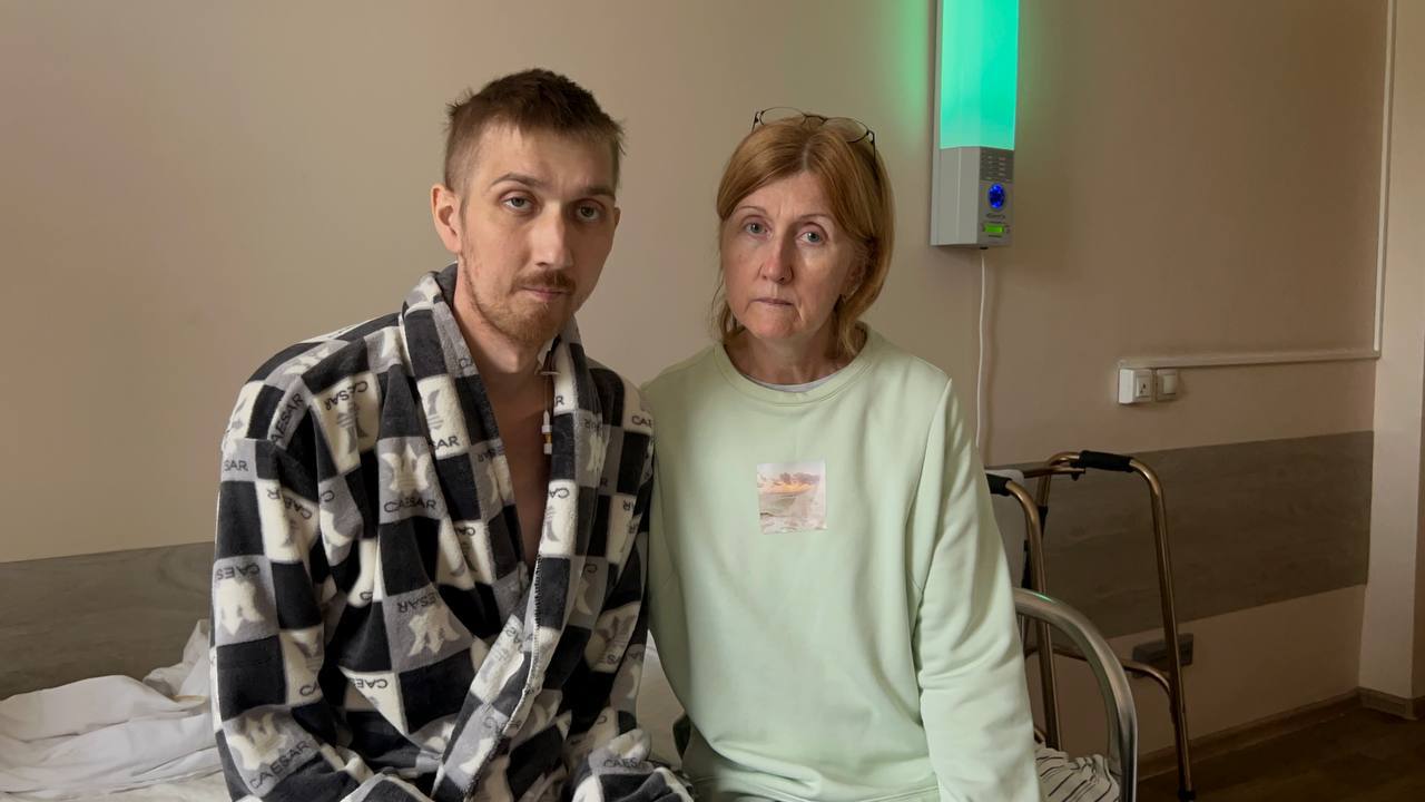 31-летний пациент поступил в центр в тяжелом состоянии. Перед операцией ему провели интенсивную терапию для купирования болевого синдрома, септического состояния и нормализации работы почек. Опухоль занимала всю полость малого таза, сдавливала нижнюю полую вену и мочеточники. «Было септическое состояние, то есть весь организм находился в состоянии воспаления. Опухоль была с распадом, поэтому постоянно кровоточила: из-за этого у пациента была анемия тяжёлой степени, которая требовала переливания компонентов крови. Несмотря на тяжелое состояние, мы приняли решение оперировать — так как только удаление гигантской опухоли позволило бы улучшить состояние молодого человека, и дало бы возможность проводить дополнительное противоопухолевое лечение», — рассказал «Медицинской России» Руслан Хлобыстин, врач-онколог-хирург ФСНКЦ ФМБА России.