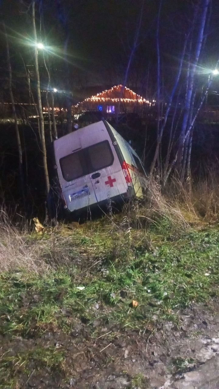 В Костроме машина скорой помощи слетела с дороги в кювет. 65-летнему водителю стало плохо за рулём, и он потерял сознание. Приехавшая на место ДТП другая бригада не смогла его спасти — водитель умер на месте. Попавшая в аварию бригада ехала на вызов к больному ребёнку. Медработники серьёзных травм не получили.