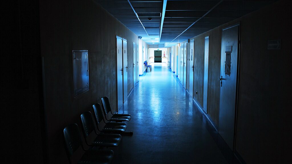 Хирурга и медсестру обвиняют в бездействии, из-за которого скончался пациент