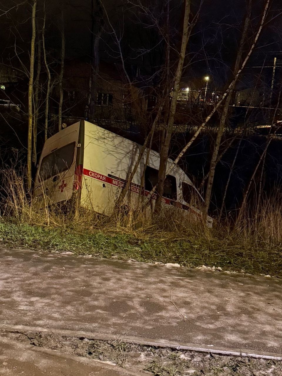 В Костроме машина скорой помощи слетела с дороги в кювет. 65-летнему водителю стало плохо за рулём, и он потерял сознание. Приехавшая на место ДТП другая бригада не смогла его спасти — водитель умер на месте. Попавшая в аварию бригада ехала на вызов к больному ребёнку. Медработники серьёзных травм не получили.