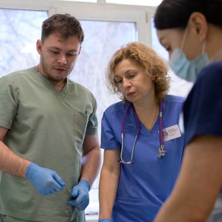 Приморские врачи впервые в России применили сложнейшую методику для спасения подростка 2