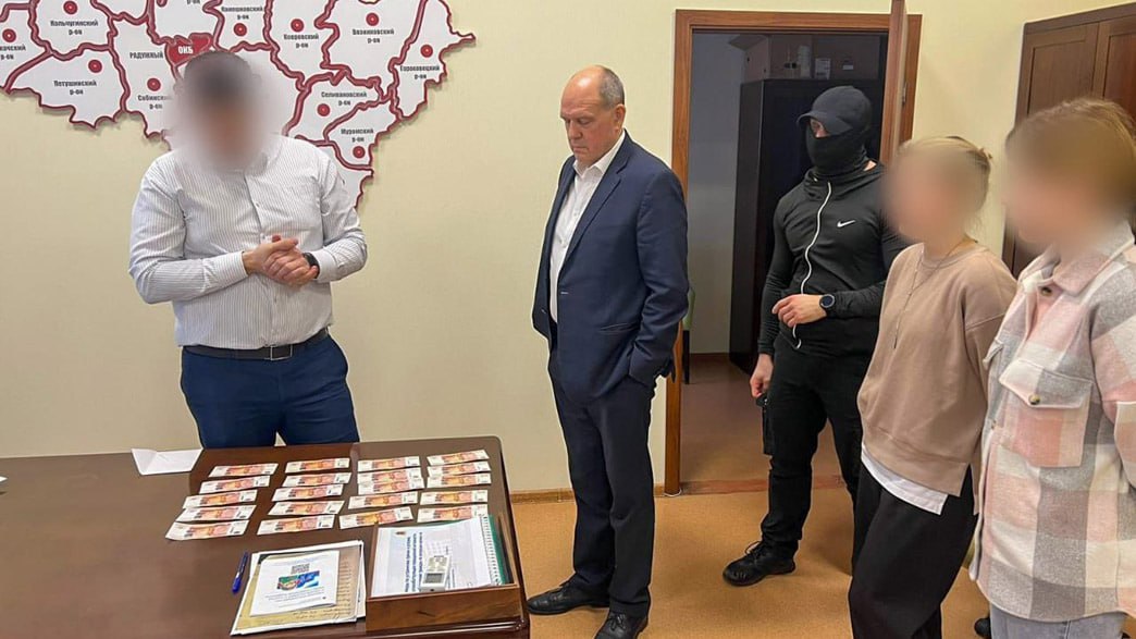 Экс-главу минздрава Владимирской области обвиняют в том, что он собирал с подчиненных деньги на «обеспечение комфорта» проверяющих органов