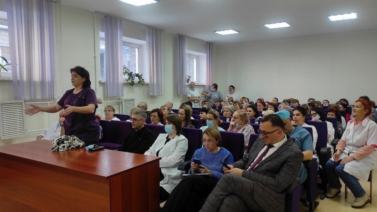 Он отметил, что проверку проводит рабочая группа во главе с министром здравоохранения области Ростиславом Заблоцкий. По итогам будут приняты кадровые решения, а также шаги по исправлению ситуации. «Задача перед специалистами поставлена чёткая: проанализировать всю поступившую информацию и предложить конкретные меры по урегулированию конфликта. Я держу ситуацию на личном контроле», – подчеркнул министр.