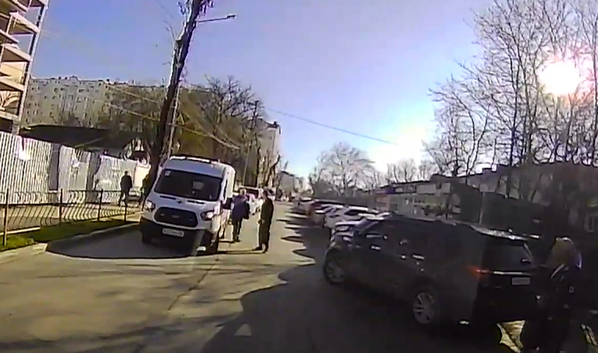 Мужчина заблокировал проезд в больницу и избил водителя «скорой»