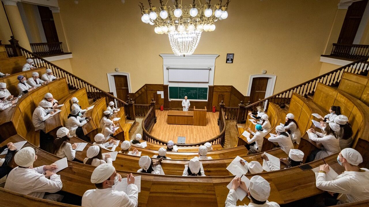 В Минобрнауки заявили об увеличении целевого набора и призвали увеличить стипендии «врачам-целевикам» К сентябрю 2025 года студенты заняли 40% мест, выделенных на целевое обучение (47,2 тыс из 116 тыс. целевых мест). Это на 6,7% больше прошлогоднего показателя, передаёт «Коммерсант» данные Минобрнауки. Остальные места перешли в общий конкурс. Самыми популярными направлениями остаются медицинские — лечебное дело (24,32%), педиатрия (10,38%), стоматология (2,16%). Третье место по популярности занимает педагогическое образование (8,8%), а далее идут ветеринария (2,8%), агроинженерия (2,67%), электроэнергетика и электроника (2,01%) и другие. Чтобы увеличить наполняемость целевых мест, необходимо увеличить ответственность и заинтересованность работодателей, а именно усиливать стипендиальную поддержку обучающегося и степень участия в практической подготовке, считают в Минобрнауки. Напомним, в 2025 году широко обсуждалась резонансный закон о полностью целевом медицинском образовании, в том числе и запрет на бесплатную ординатуру без «целевого». В Минздраве заявляли, что он разработан по просьбам «граждан» и «профессионального сообщества», а также его поддерживают сами студенты медицинских вузов. При этом глава СПЧ назвал закон о принудительных отработках для врачей меркантильным и непроработанным, а некоторые студенты задумались об отчислении и смене профессии.