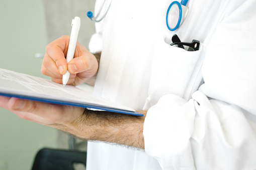 Следователи задержали врача, который за 800 тысяч подделал справку об онкозаболевании для освобождения заключенного