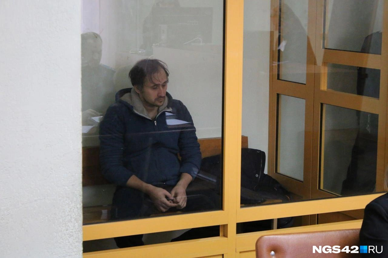 Виталий Херасков будет отбывать его на выделенной администрацией квартире. Сам он просил отправить его по месту жительства. На допросах главврач утверждал, что узнал о смертях только 9 января. Но на заседании суда сотрудники больницы заявили, что докладывали об ухудшающемся состоянии младенцев Хераскову еще 4-го января. Кроме того, они обращались за консультациями в Москву и докладывали о ситуации Министерству здравоохранения Кузбасса.