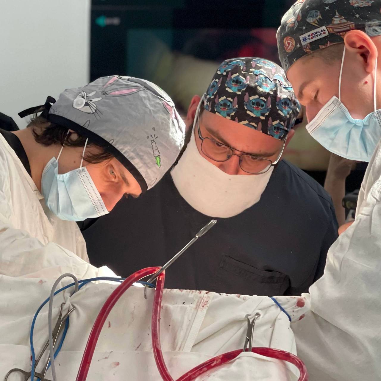 В ГБУЗ «НИИ скорой помощи им. И.И. Джанелидзе» поступил пациент с тяжелейшим сочетанным огнестрельным ранением в параорбитальную область. Мужчина получил обширное повреждение костей черепа и глазницы с атрофией зрительного нерва и полной утратой зрения на поражённой стороне. На предыдущих этапах лечения пациенту была выполнена декомпрессионная трепанация черепа с удалением латеральной стенки глазницы.