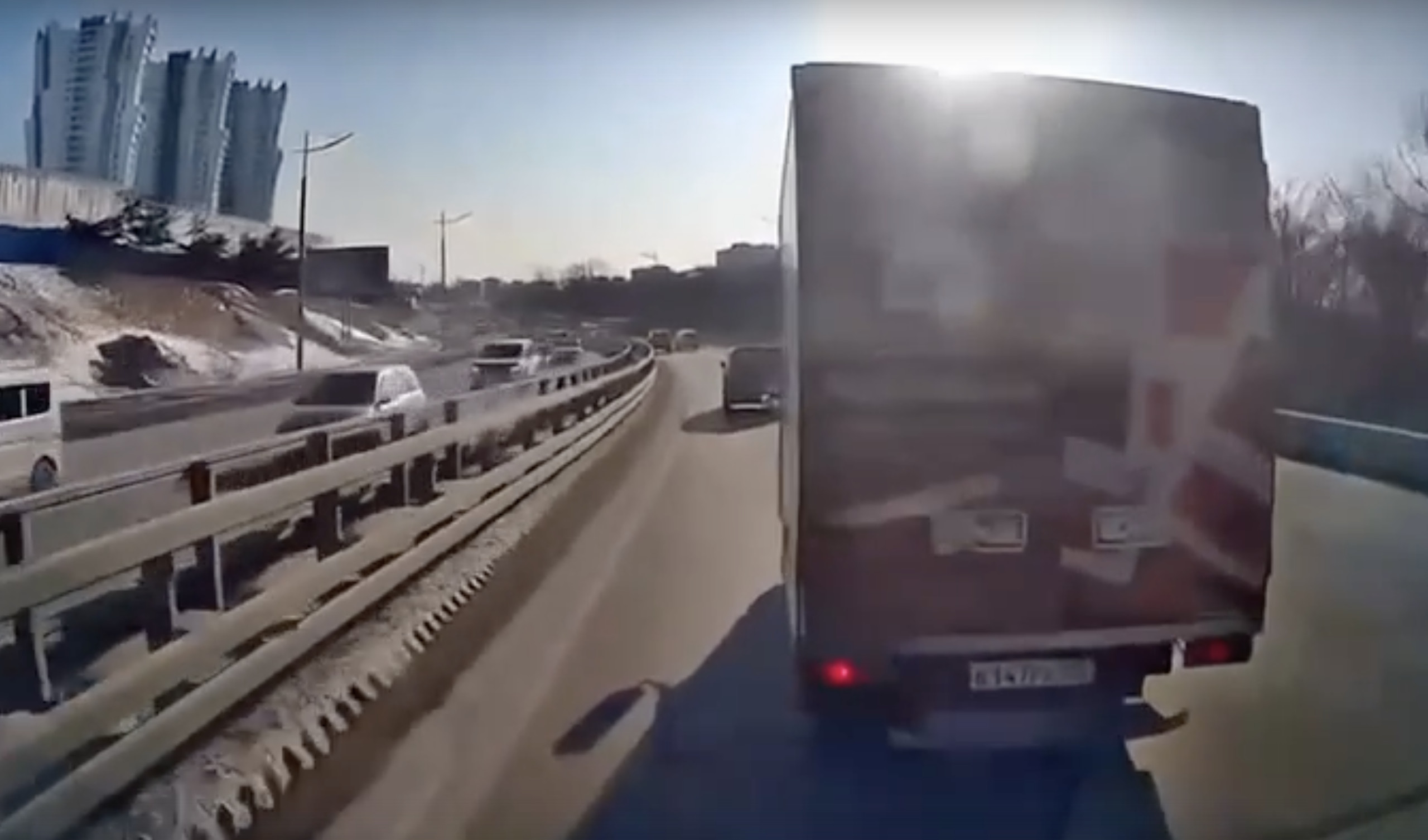 Водитель грузовика не пропустил реанимобиль, который транспортировал пациентку с переломом позвоночника