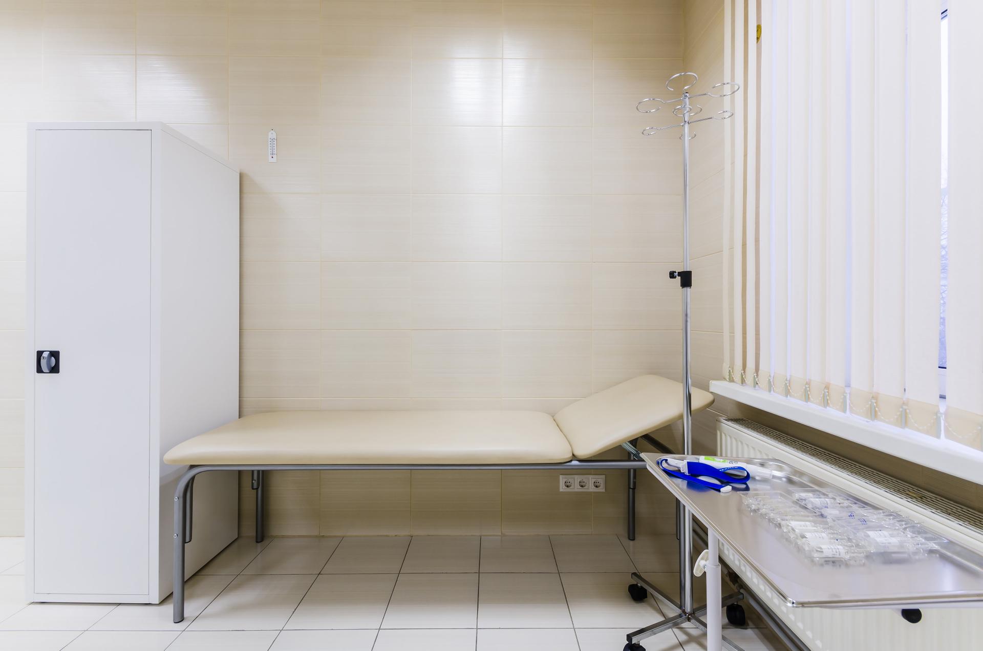 Банду лже-медиков, обманувших 89 пациентов на 18,8 миллионов, будут судить