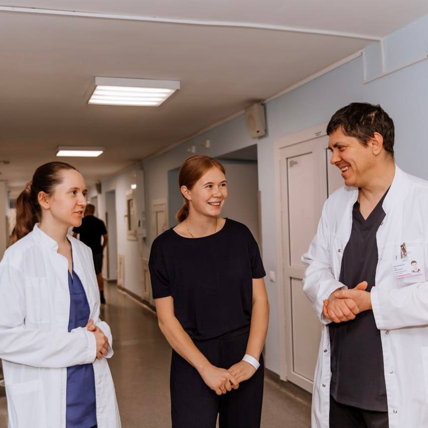 В ФГБУ «НМИЦ им. ак. Е.Н. Мешалкина» поступила пациентка с жалобами на макрогематурию и боли в области почек. В ходе обследования врачи выявили у неё редкую сосудистую аномалию — синдром Щелкунчика. При патологии почечная вена оказывается сдавленной между аортой и отходящей от неё под острым углом артерией. У пациентки синдром проявился внезапно.