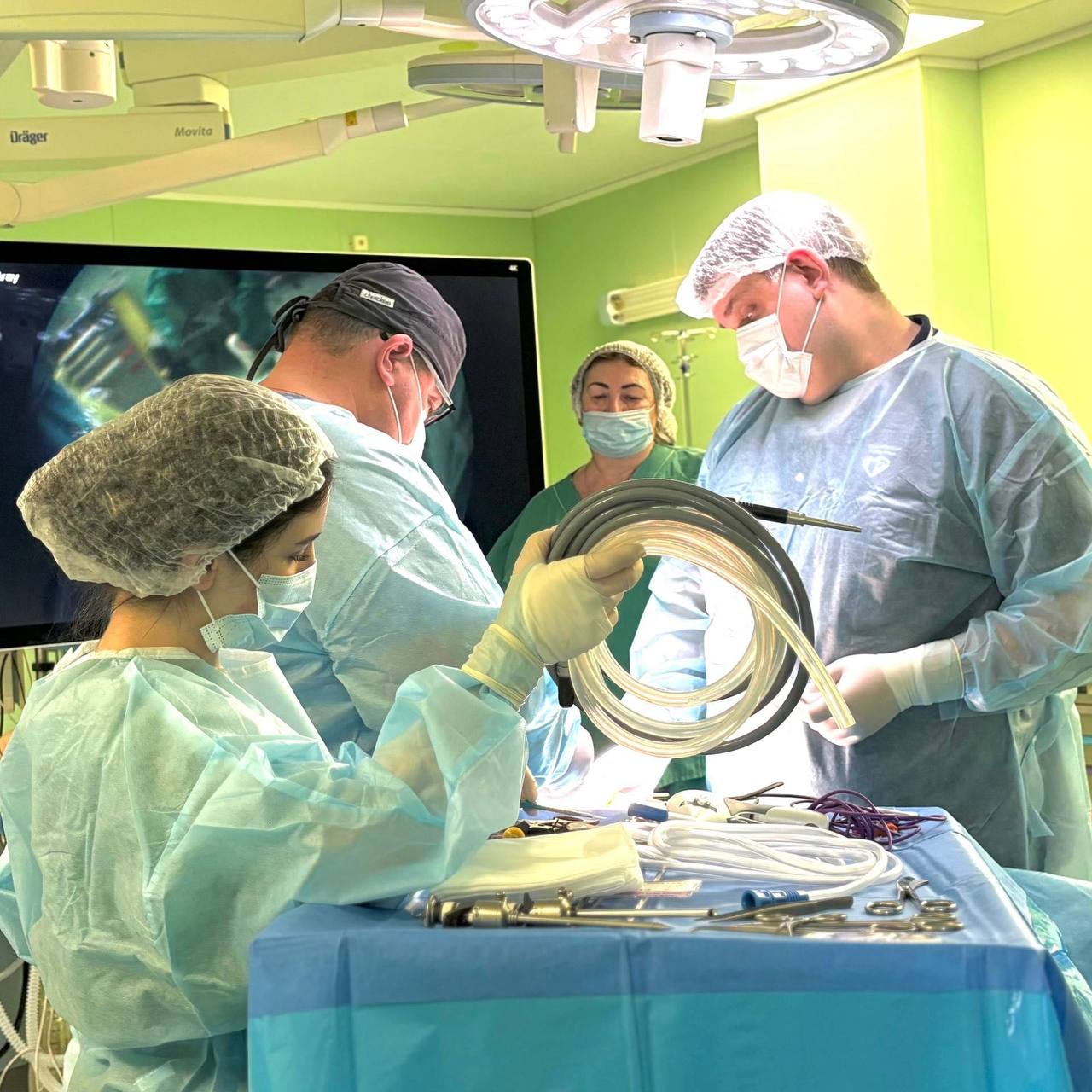 В ГБУЗ «Морозовская детская городская клиническая больница» поступила 17-летняя пациентка в крайне тяжёлом состоянии. Девушку мучили невыносимые боли в животе и постоянная рвота. В ходе обследования врачи обнаружили трихобезоар, заполнивший весь желудок и часть двенадцатиперстной кишки. Как выяснилось, на протяжении двух лет пациентка страдала от навязчивого расстройства и проглатывала собственные волосы. Это привело к формированию гигантского образования и механической кишечной непроходимости.