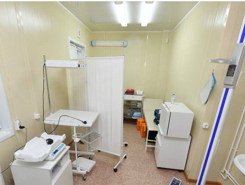 Грубые нарушения при хранении лекарств и оснащении медкабинетов обнаружили в фельдшерско-акушерском пункте ГАУЗ Свердловской области «Артинская центральная районная больница». Так, сотрудники региональной прокуратуры выявили, что некоторые препараты с истекшим сроком годности не утилизировались три года, при этом они использовались (или были готовы к использованию) для оказания помощи. Помимо просрочки, прокуратура зафиксировала нарушения в хранении медикаментов и оснащении кабинетов. ФАП и кабинет общей врачебной практики работали без необходимого по нормативам оборудования. После представления главврачу больница изъяла из оборота просроченные лекарства и закупила недостающее оборудование. Заведующая ФАПом получила административный штраф в размере 20 тысяч рублей.