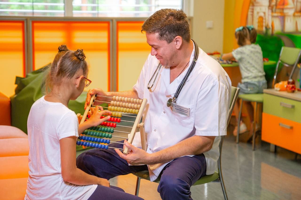 В ФГБУ «Новосибирский НИИТО им. Я. Л. Цивьяна» на протяжении многих лет наблюдалась пациентка с врождённым диспластическим подвывихом левого бедра. Диагноз был поставлен ей практически с рождения. В возрасте 3 месяцев по месту жительства девочке проводилось консервативное лечение по методике «Overhead». Это дозированное вытяжение с последующим закрытым вправлением вывиха. С двух лет — хирургические вмешательства, направленные на устранение подвывиха, в том числе с установкой специальных пластин. Однако из-за особенностей анатомии недоразвитой вертлужной впадины оптимально исправить ситуацию не удавалось.